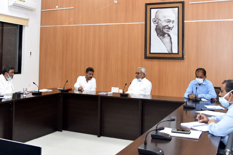 जहरीली शराब से हुई मौतों पर नीतीश कुमार के तेवर सख्त